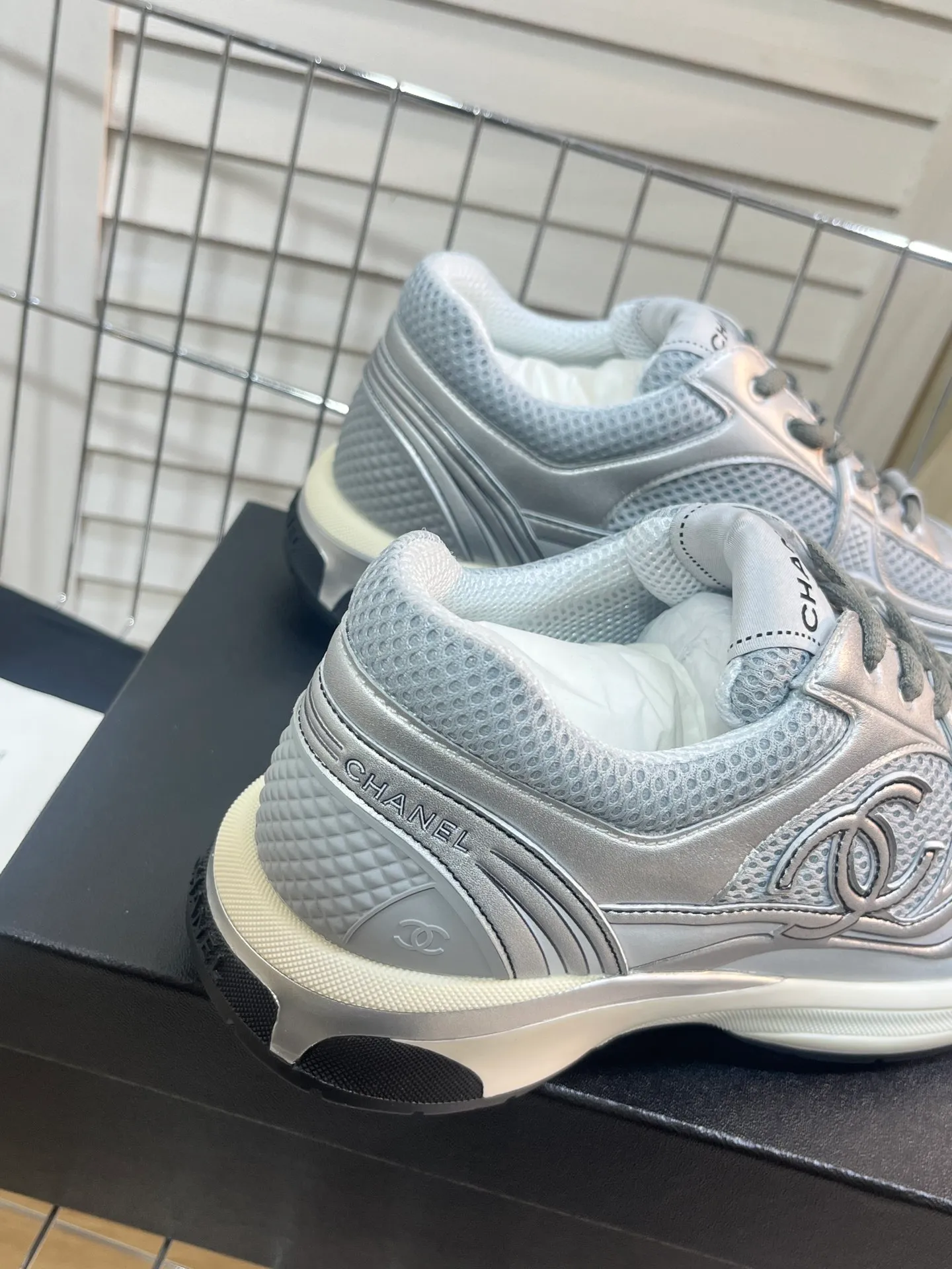 👟👟Ex-factory price 640👟👟 Men +10chanel Chanel 2023 early spring vacation series latest casual sports shoes silver white, gold white, silver gray, black and red! Incomparably beautiful and easy to wear, very light, the lining is also super soft, super comfortable, the upper is breathable, the color is high-end and durable, versatile. Upper: cowhide and cloth stitching. Lining: breathable mesh. Original foam combination outsole. Size: 35-45.